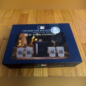 New York Yankees NFL Glass Flask Set